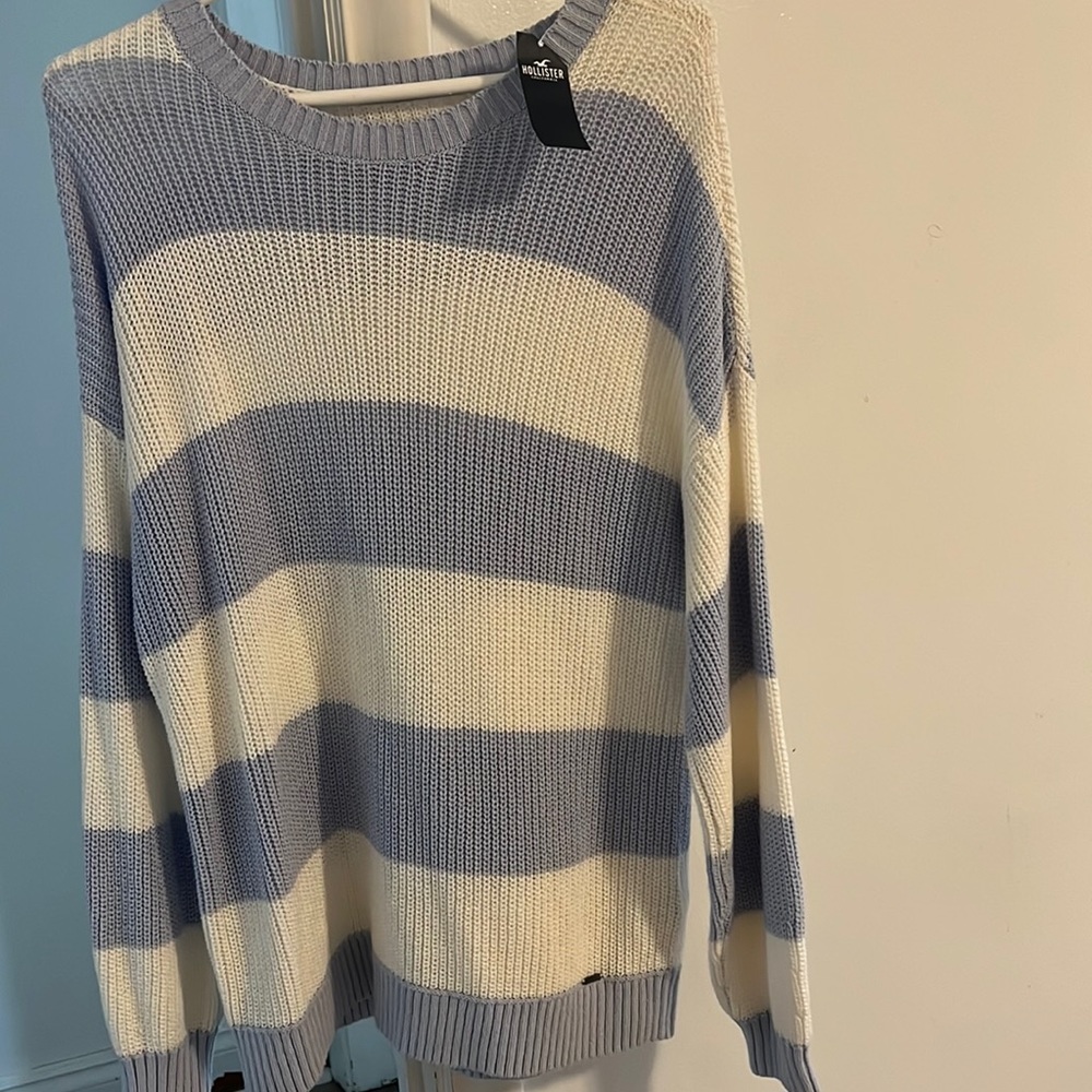 A never worn Hollister knitted sweater (size medium)